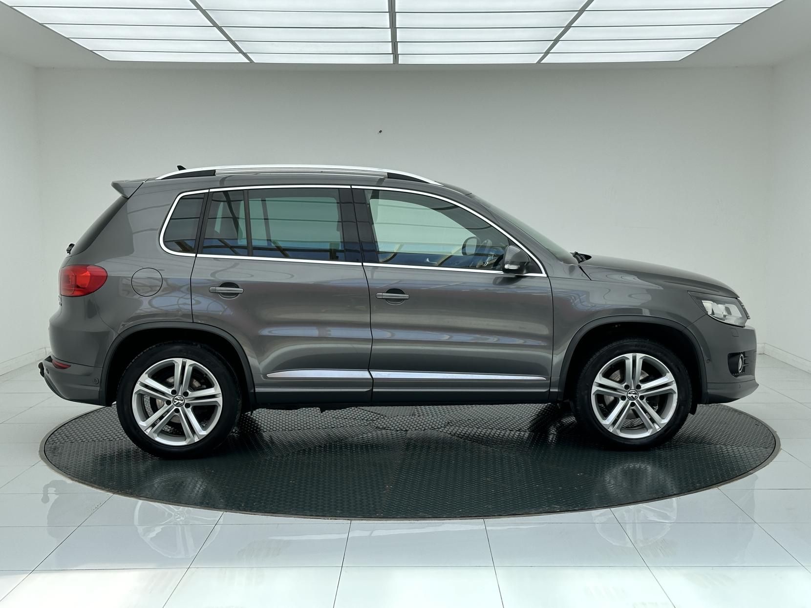 Volkswagen Tiguan 2.0 TDI BlueMotion Tech R-Line SUV 5dr Diesel Manual 4WD Euro 5 (s/s) (140 ps)