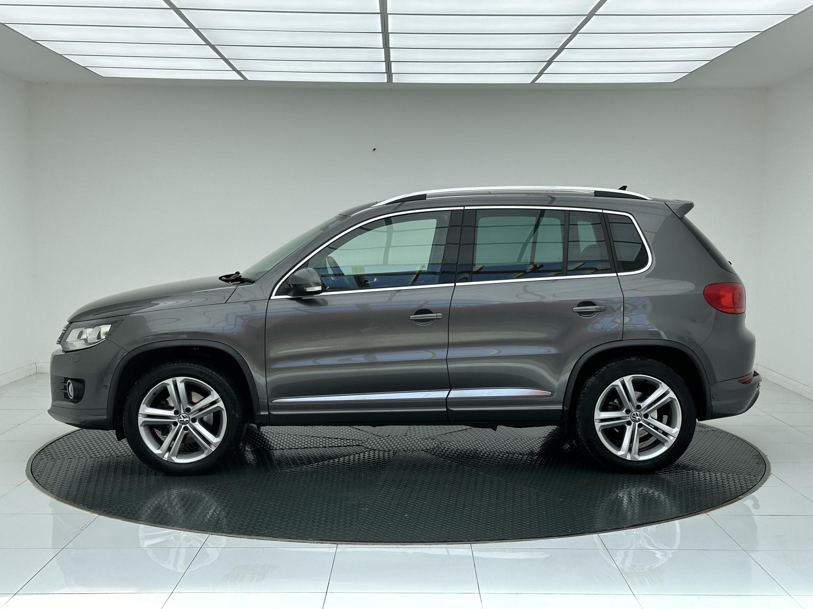 Volkswagen Tiguan 2.0 TDI BlueMotion Tech R-Line SUV 5dr Diesel Manual 4WD Euro 5 (s/s) (140 ps)