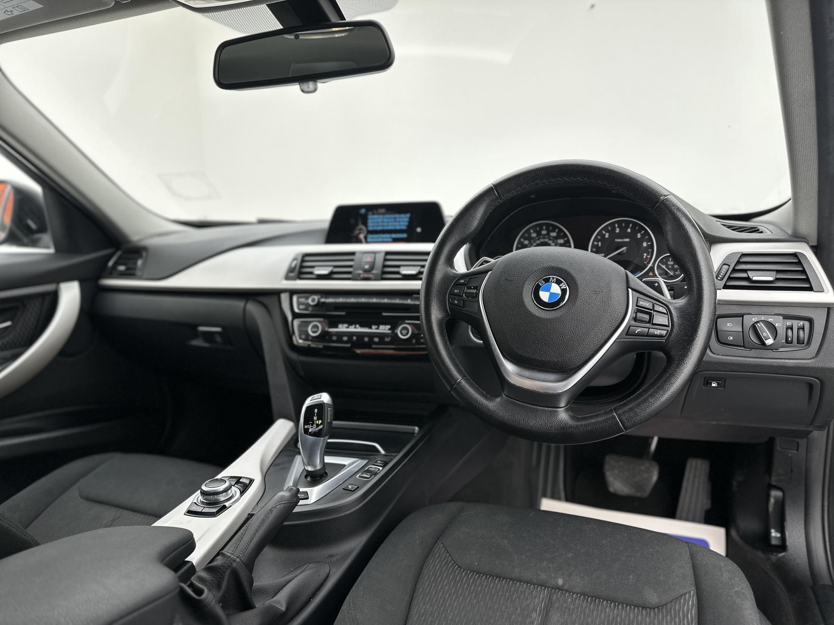 BMW 3 Series 2.0 330e 7.6kWh SE Saloon 4dr Petrol Plug-in Hybrid Auto Euro 6 (s/s) (252 ps)